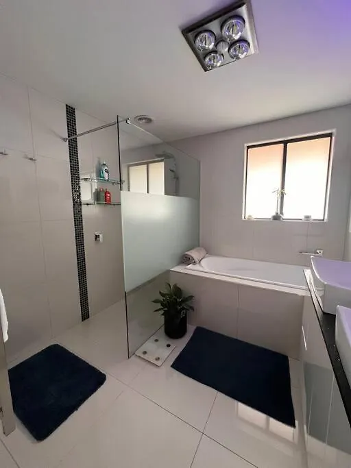 Modern Light Filled Home Near Beaches Howrah 0*,  Australien