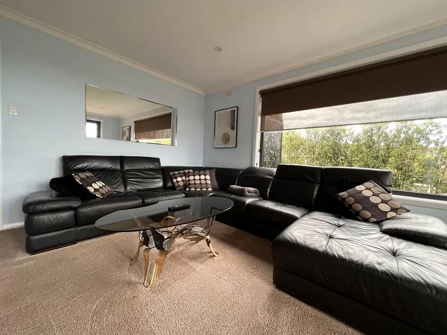 Modern Light Filled Home Near Beaches Howrah Australien