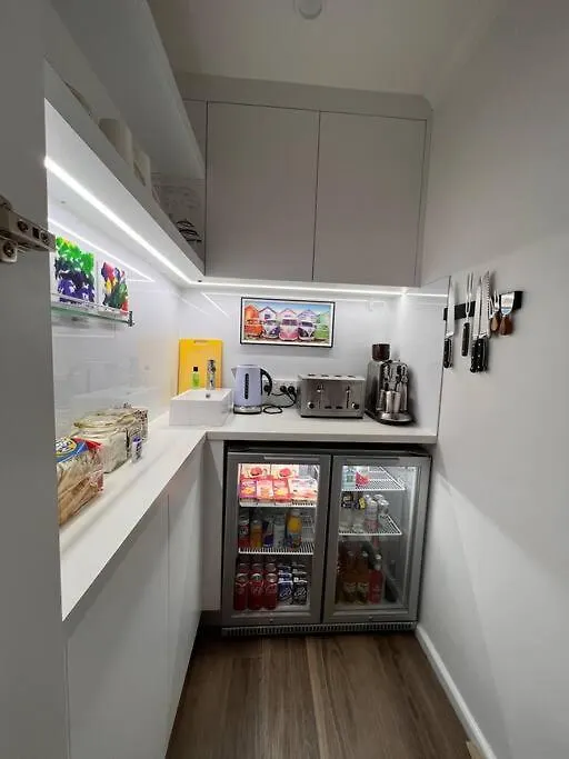 Modern Light Filled Home Near Beaches Howrah 0*,